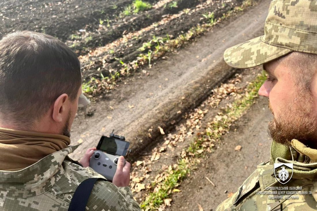 Військові з Кіровоградщини навчаються управляти дронами. ФОТО