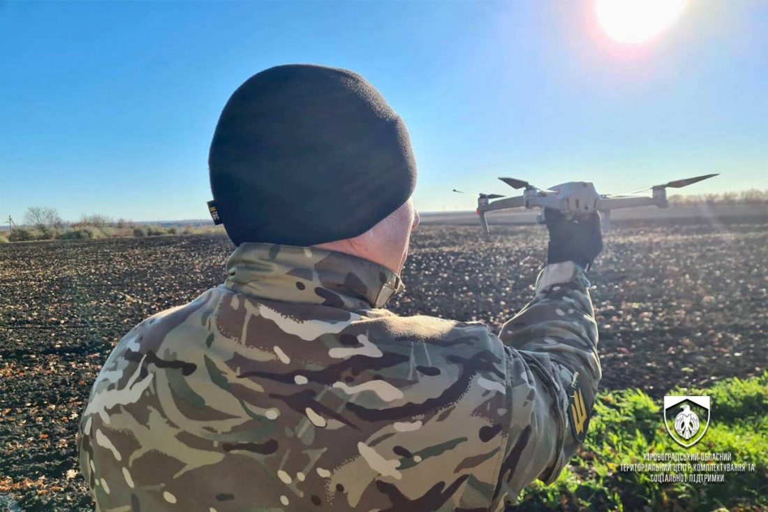 Військові з Кіровоградщини навчаються управляти дронами. ФОТО