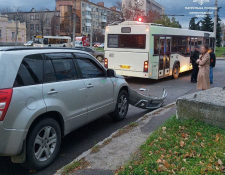 У Кропивницькому пасажирський автобус не розминувся з легковиком. ФОТО