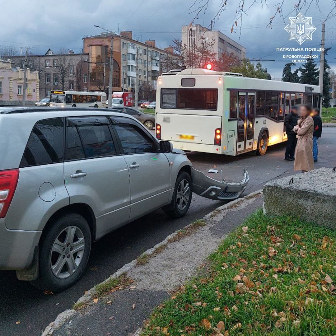 У Кропивницькому пасажирський автобус не розминувся з легковиком. ФОТО