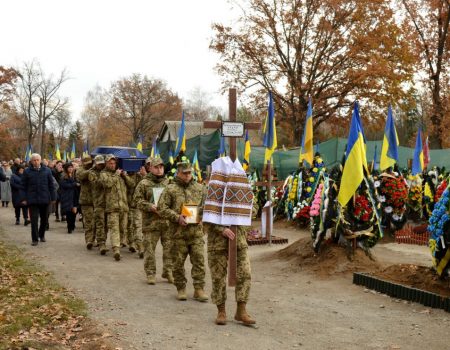 У Кропивницькому попрощалися з двома військовими, які загинули на Донеччині. ФОТО