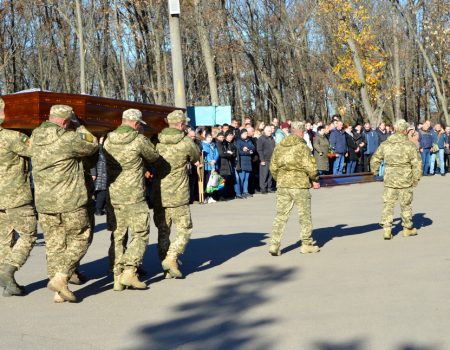 У Кропивницькому попрощалися із трьома військовими. ФОТО