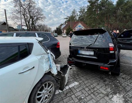 Внаслідок ДТП у Кропивницькому постраждали 4 авто та бензоколонка АЗС. ФОТО