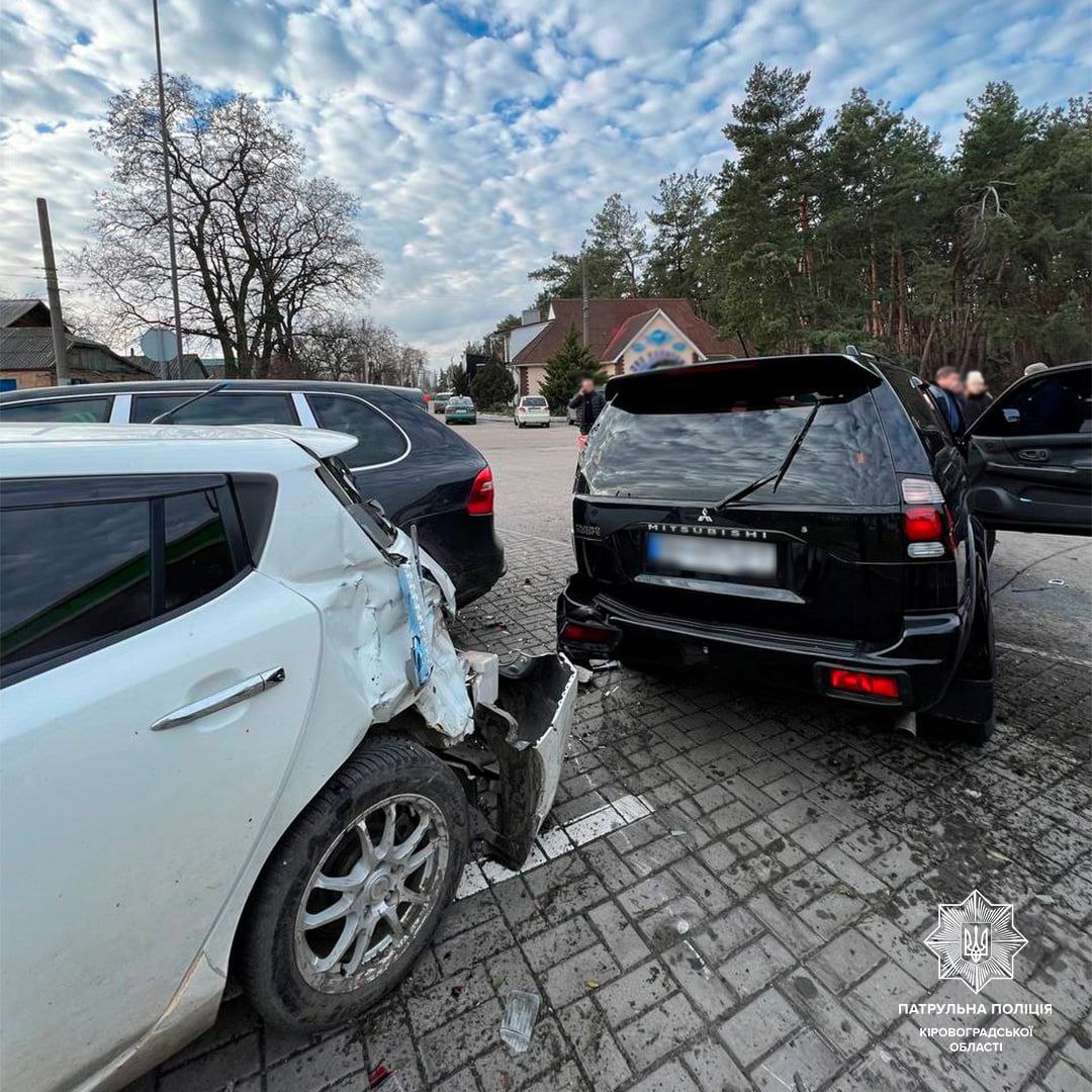 Внаслідок ДТП у Кропивницькому постраждали 4 авто та бензоколонка АЗС. ФОТО