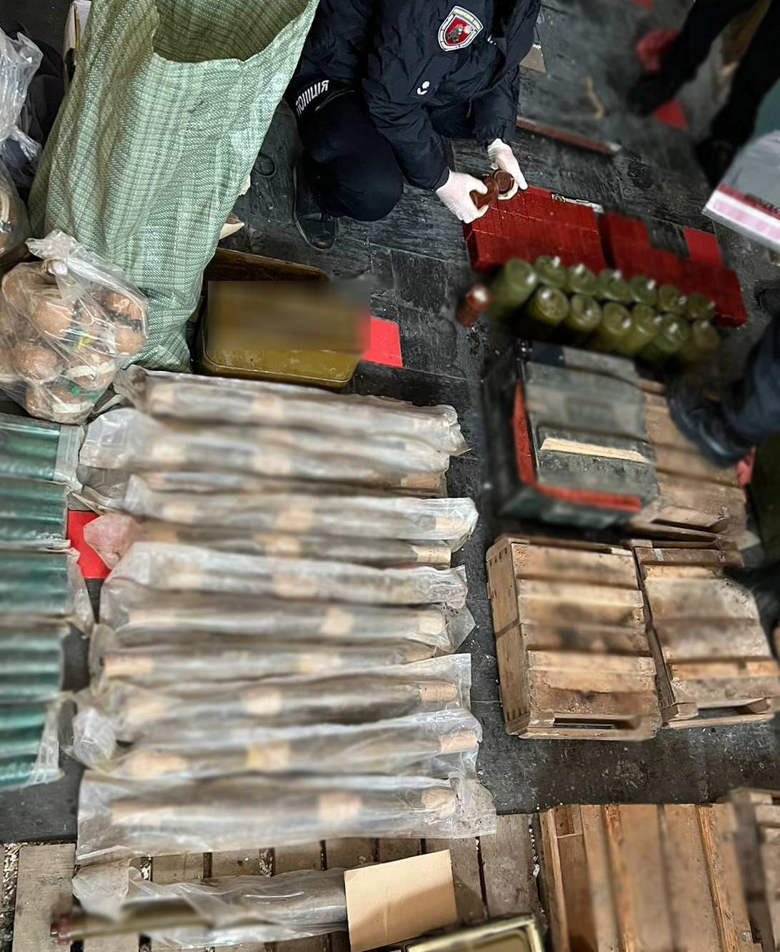 21 граната, 69 тротилових шашок і 10 тисяч набоїв &#8211; у жителя Кіровоградщини знайшли арсенал зброї. ФОТО