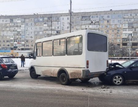 У Кропивницькому сталася ДТП із двома легковиками і маршруткою. ФОТО