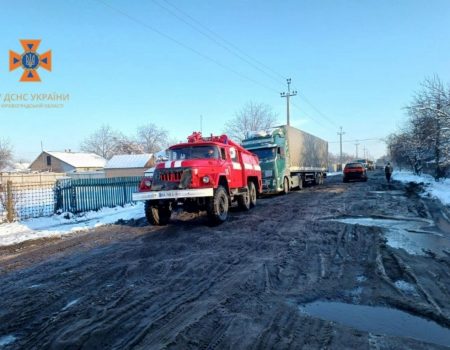 На Кіровоградщині за добу рятувальники дістали з кюветів та складних ділянок доріг 17 авто. ФОТО