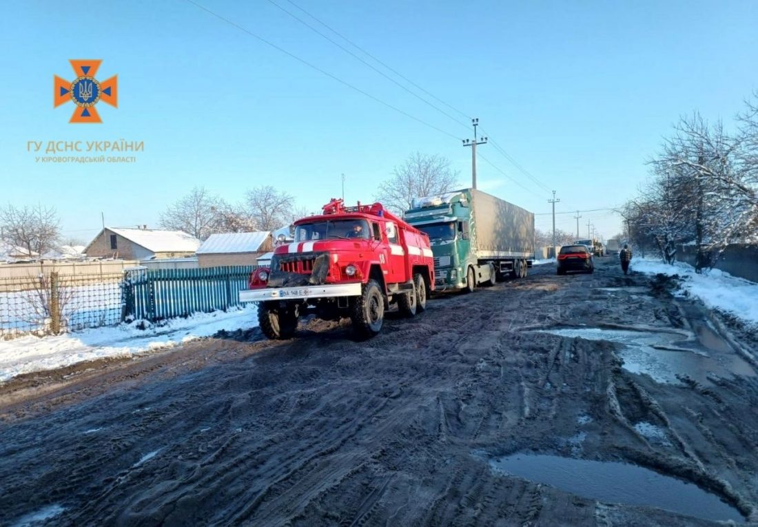 На Кіровоградщині за добу рятувальники дістали з кюветів та складних ділянок доріг 17 авто. ФОТО