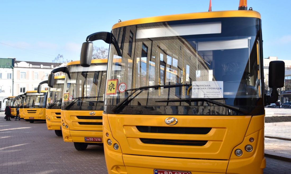 11 громад Кіровоградщини отримали нові шкільні автобуси. ФОТО