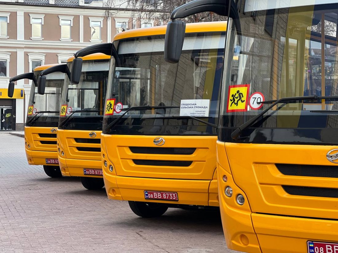 11 громад Кіровоградщини отримали нові шкільні автобуси. ФОТО