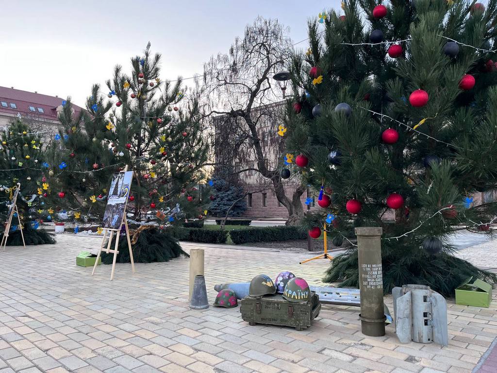Кіровоградщина серцем з вами: у Кропивницькому засяяли 12 новорічних ялинок на підтримку міст-героїв