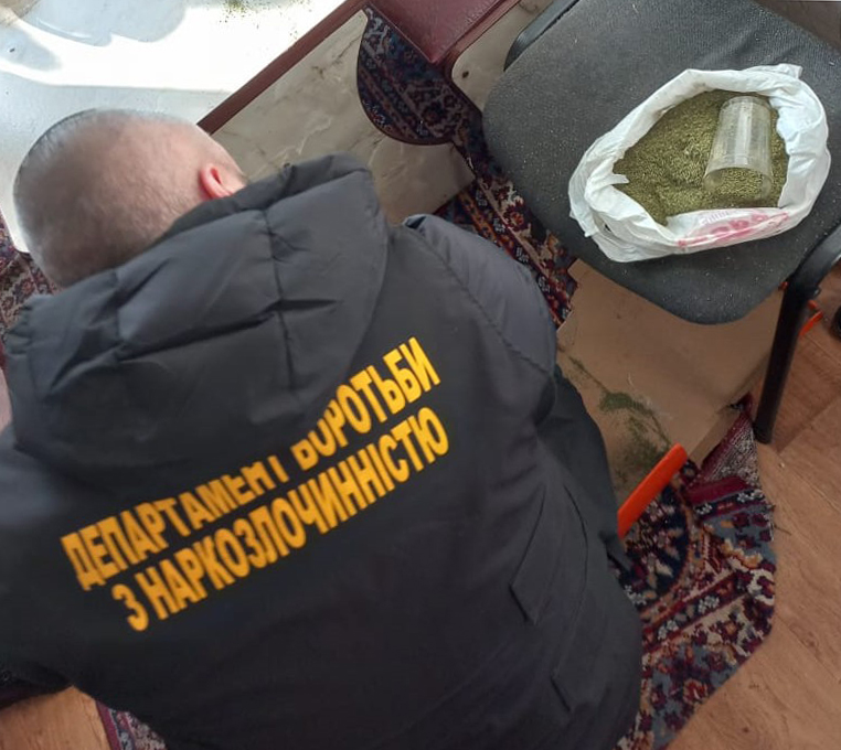 Чотирьох жителів Олександрії на Кіровоградщині затримали за збут наркотиків. ФОТО