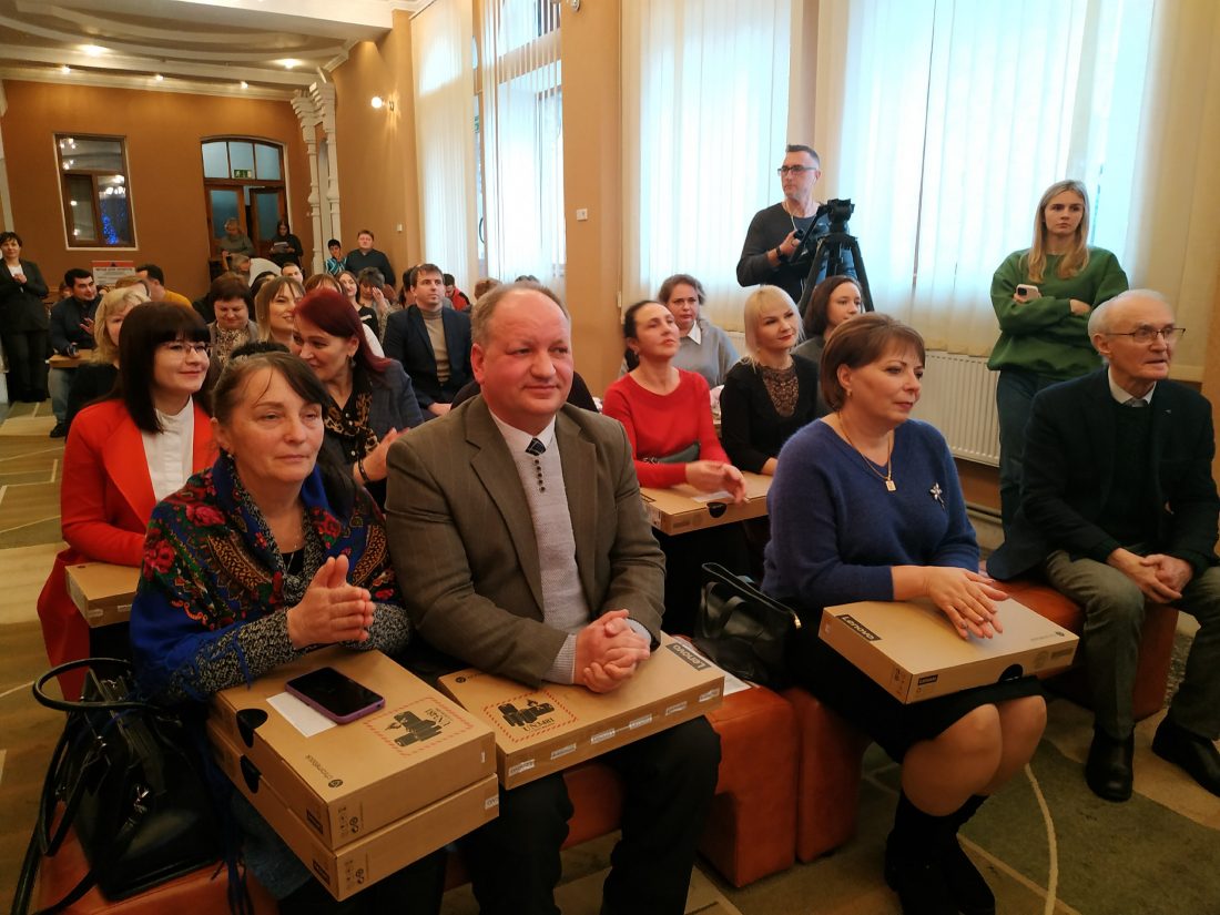Освітяни Кіровоградщини отримали майже тисячу ноутбуків. ФОТО