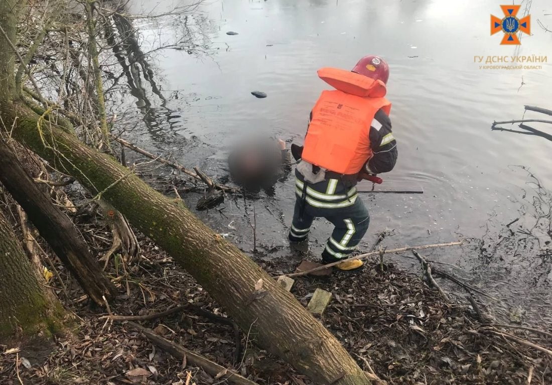 На Кіровоградщині рятувальники вилучили з водойми тіло загиблого чоловіка