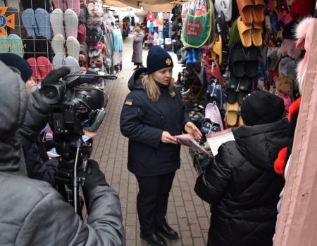 У Кропивницькому працівників ринку попередили про заборону на продаж піротехніки. ФОТО