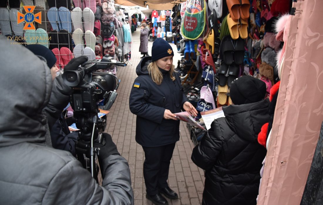 У Кропивницькому працівників ринку попередили про заборону на продаж піротехніки. ФОТО