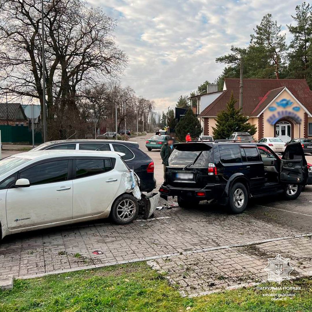 Внаслідок ДТП у Кропивницькому постраждали 4 авто та бензоколонка АЗС. ФОТО