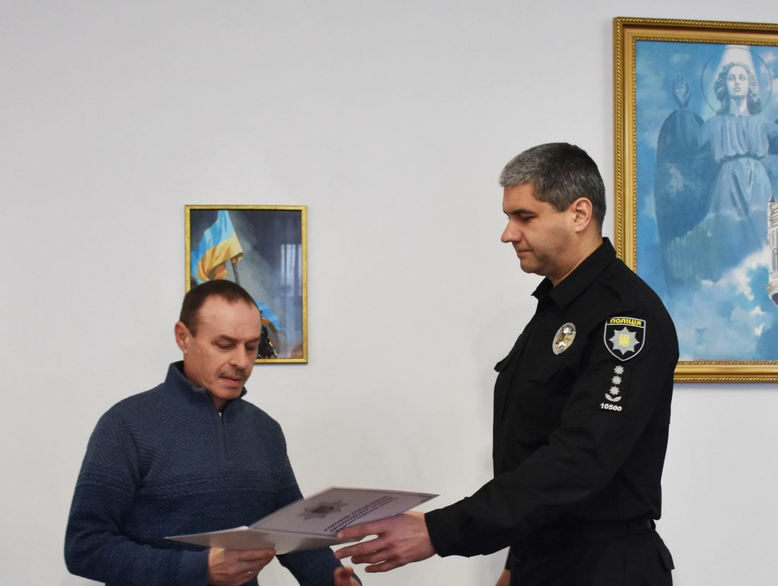 Начальник поліції області відзначив двох жителів Кіровоградщини за розкриття злочину. ФОТО