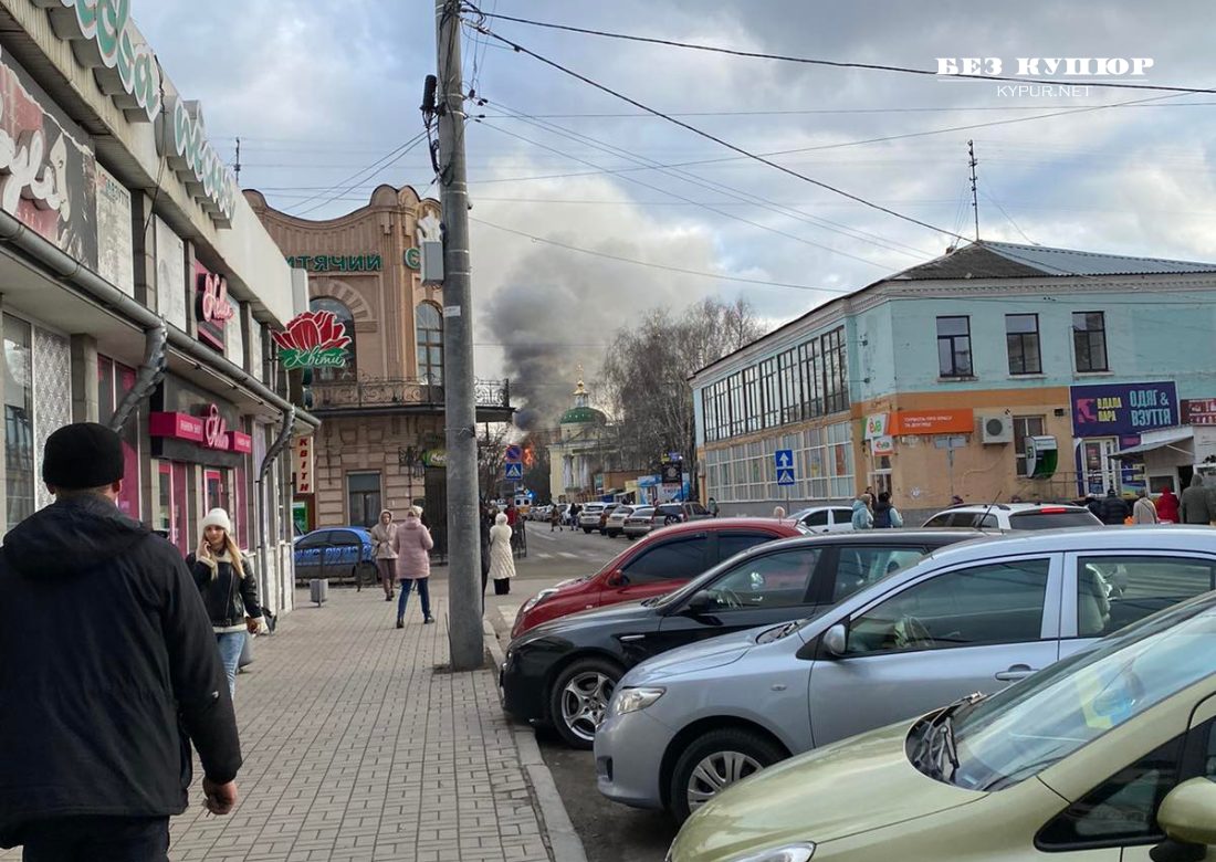 У центрі Кропивницького знову горить кафе &#8220;Адмірал&#8221;, частково перекрито рух транспорту. ФОТО