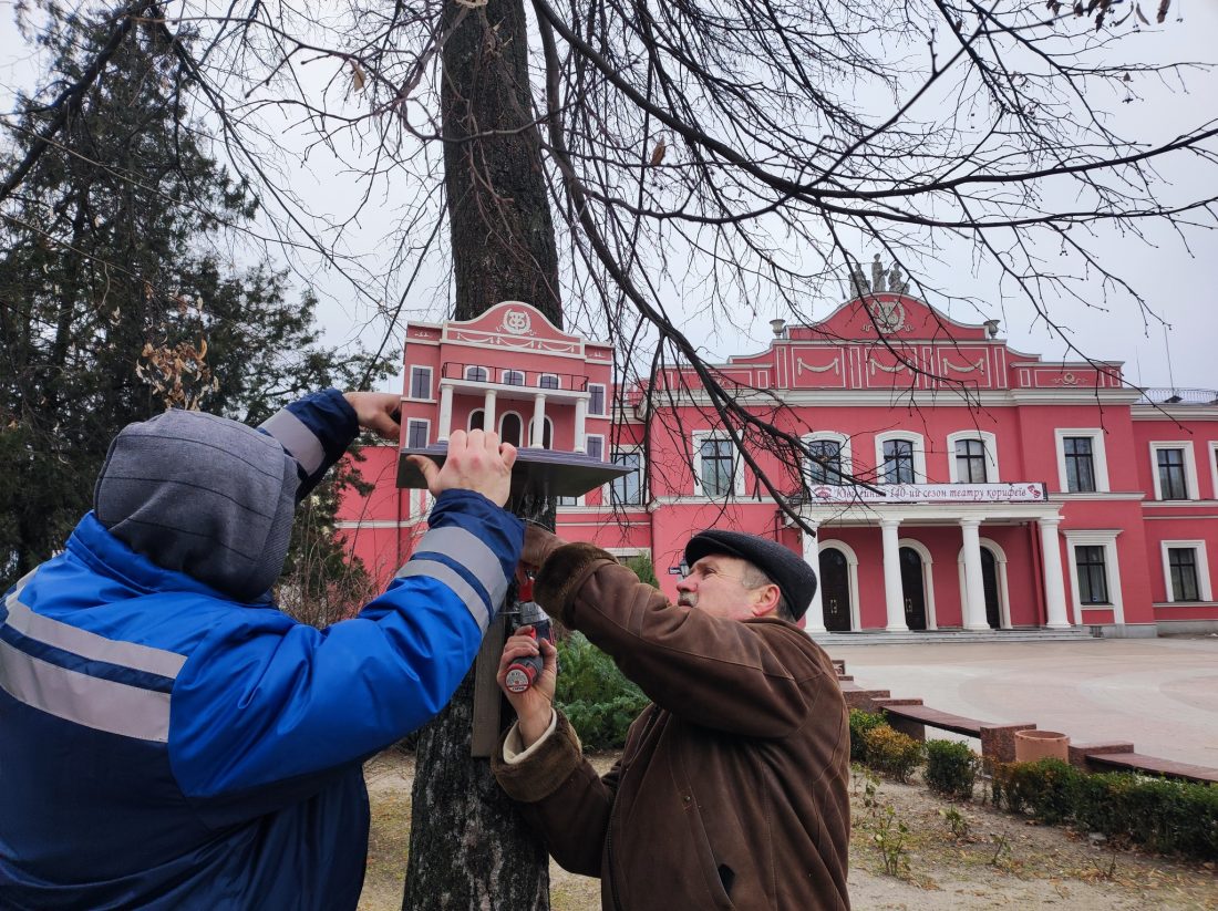 У Кропивницькому з&#8217;явилися годівниці для птахів у вигляді театру корифеїв. ФОТО