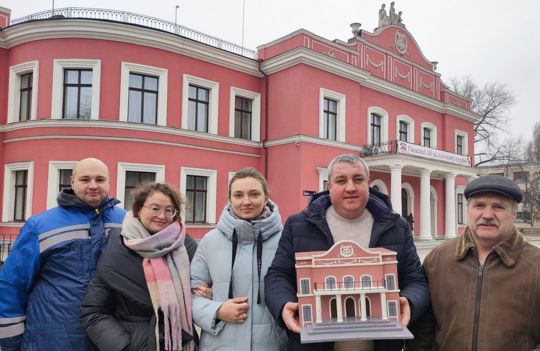 У Кропивницькому з&#8217;явилися годівниці для птахів у вигляді театру корифеїв. ФОТО