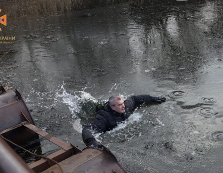 У Кропивницькому на Водохреща пірнали місцеві жителі й рятувальники. ФОТО