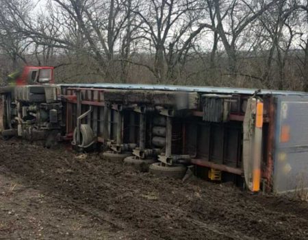 У Кропивницькому районі перекинулася вантажівка. ФОТО