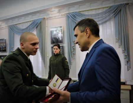 Оборонцю “Азовсталі”, який пів року був у полоні, вручили відзнаку Кіровоградської області