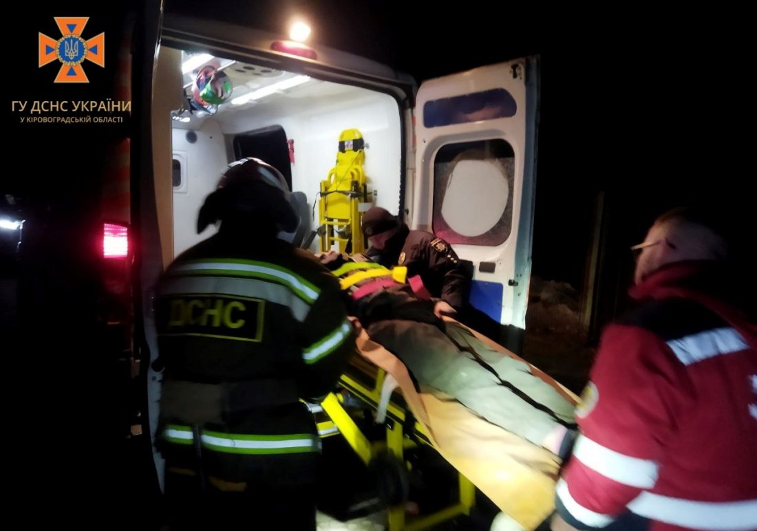 Жителю Кіровоградщини, який упав у власний погріб, знадобилася допомога рятувальників і медиків. ФОТО