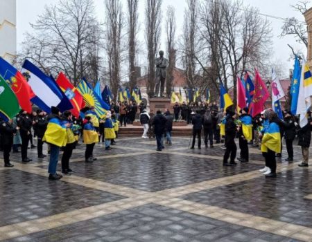 У День Соборності єдність України в Кропивницькому символізували прапори всіх областей. ФОТО