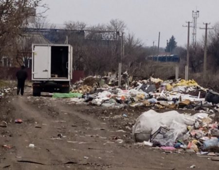 У Кропивницькому ловлять порушників біля стихійного смітника поруч із кладовищем і залізницею. ФОТО