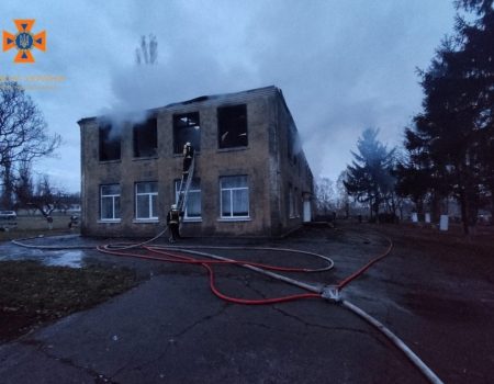 У Голованівському районі на Кіровоградщині горіла будівля дитсадка. ФОТО