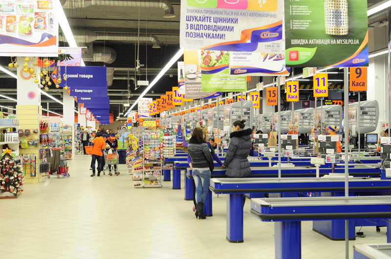 Продавчиня кропивницького супермаркету назвала активістку нацисткою за прохання обслужити українською