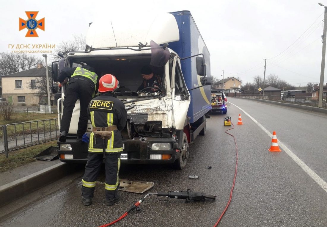 На Кіровоградщині внаслідок зіткнення вантажівок постраждав водій