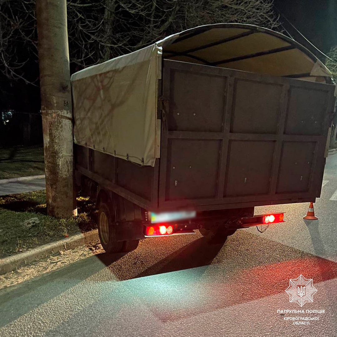 У Кропивницькому водій фургону без права керування в&#8217;їхав у тролейбус. ФОТО