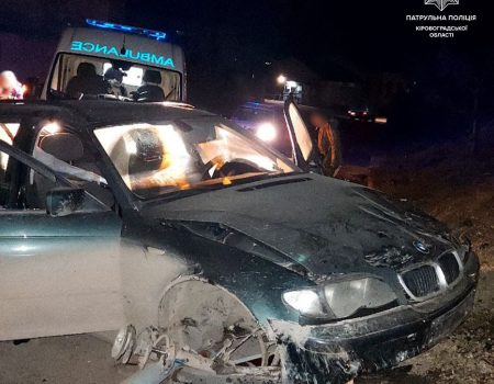 У Кропивницькому п’яний водій в’їхав у дорожній знак і розбив свої BMW та голову. ВІДЕО