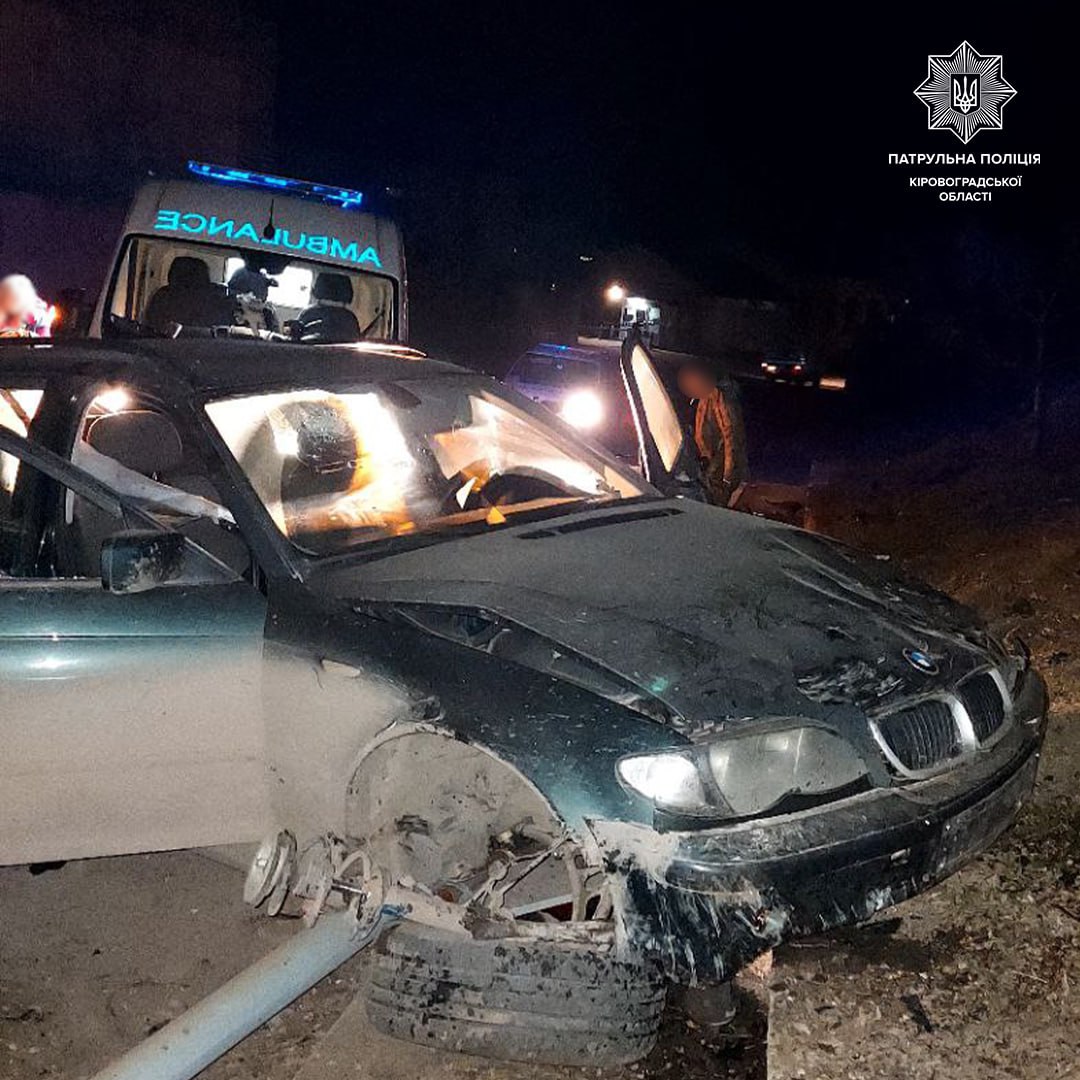 У Кропивницькому п&#8217;яний водій в&#8217;їхав у дорожній знак і розбив свої BMW та голову. ВІДЕО