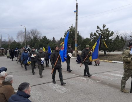 На колінах прощалися із загиблим військовим у Кропивницькому районі. ФОТО