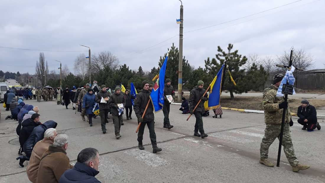 На колінах прощалися із загиблим військовим у Кропивницькому районі. ФОТО