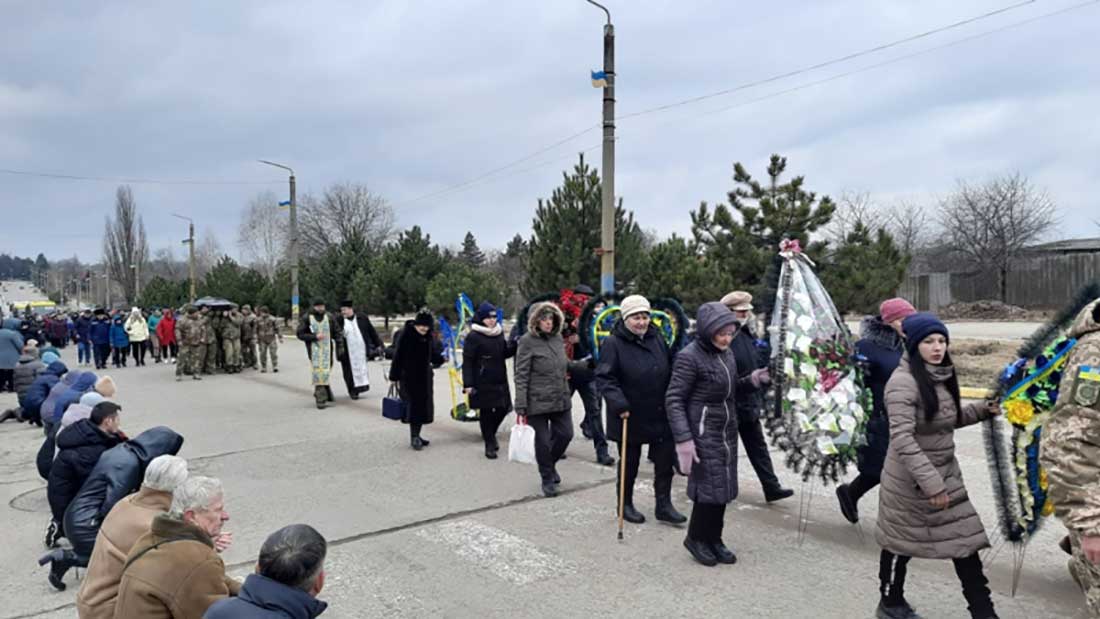 На колінах прощалися із загиблим військовим у Кропивницькому районі. ФОТО