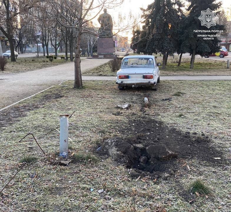 У Кропивницькому п’яний водій збив опору  і &#8220;вилетів&#8221; на центр площі. ФОТО