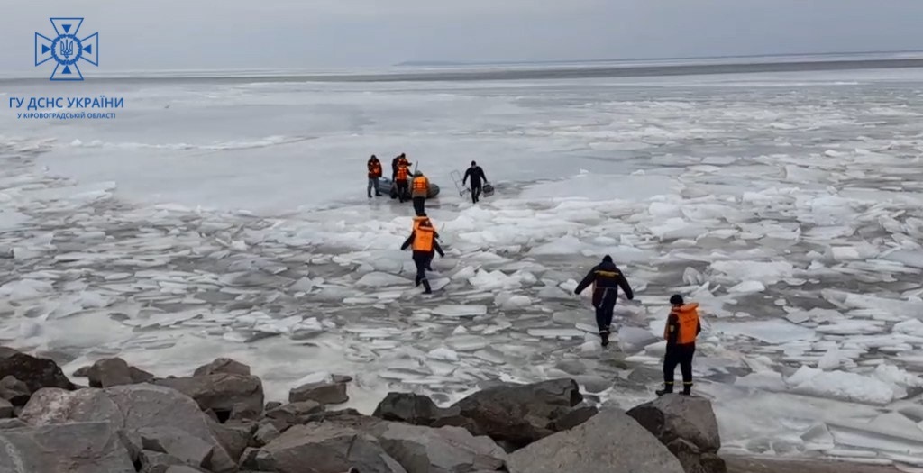 На Кіровоградщині врятували рибалок, які перебували за півтора км від берега. ФОТО
