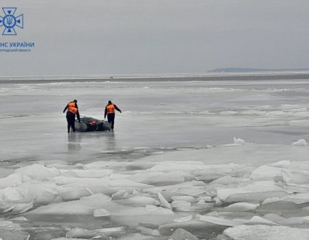 На Кіровоградщині врятували рибалок, які перебували за півтора км від берега. ФОТО