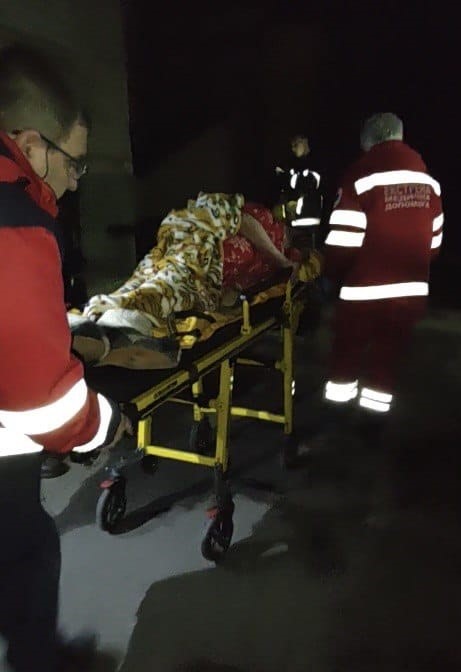В Олександрії екстрені служби потрапили в квартиру через вікно на 3-ому поверсі та врятували жінку. ФОТО