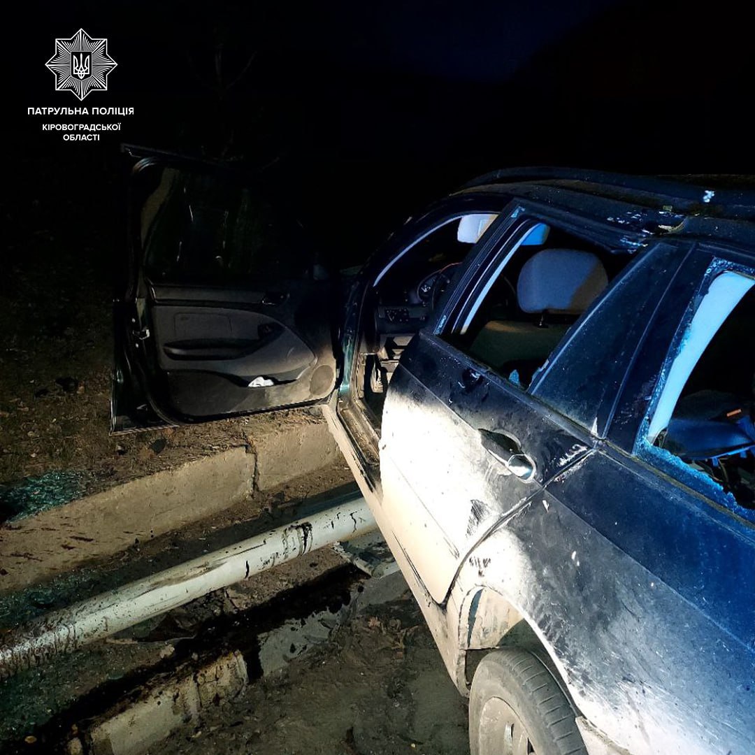 У Кропивницькому п&#8217;яний водій в&#8217;їхав у дорожній знак і розбив свої BMW та голову. ВІДЕО