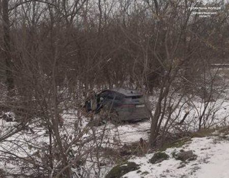 На Кіровоградщині рятувальники відбуксували 14 автомобілів на безпечні ділянки дороги. ФОТО