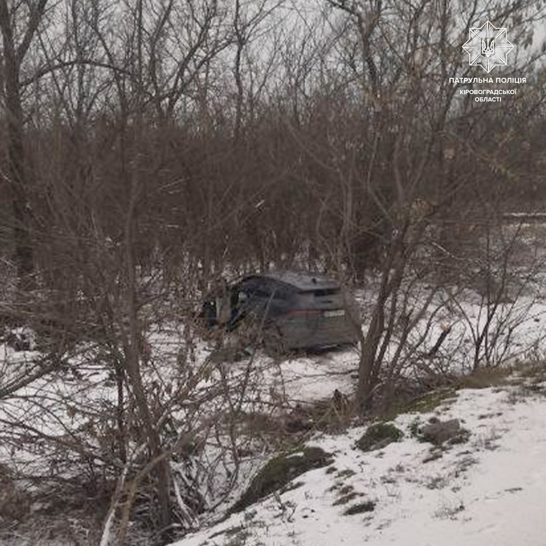 Поблизу Кропивницького Jaguar опинився в кюветі після зіткнення з ВАЗ. ФОТО