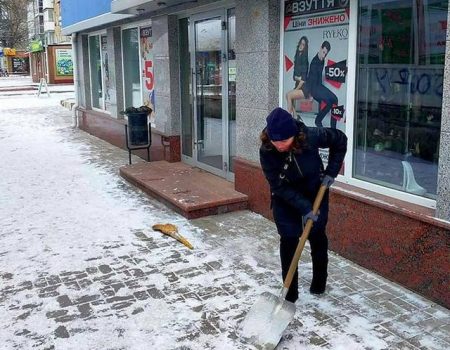 Інспекція з благоустрою попередила про штрафи за слизькі тротуари і доріжки в Кропивницькому