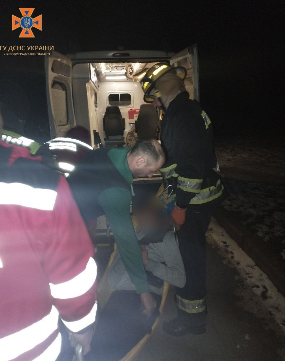 Кіровоградщина: рятувальники через вікно дісталися в квартиру, щоб врятувати олександрійця