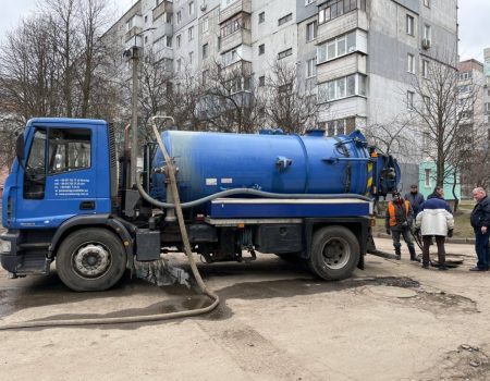 У Кропивницькому “Дніпро-Кіровоград” промиває проблемні каналізаційні колектори мулососом